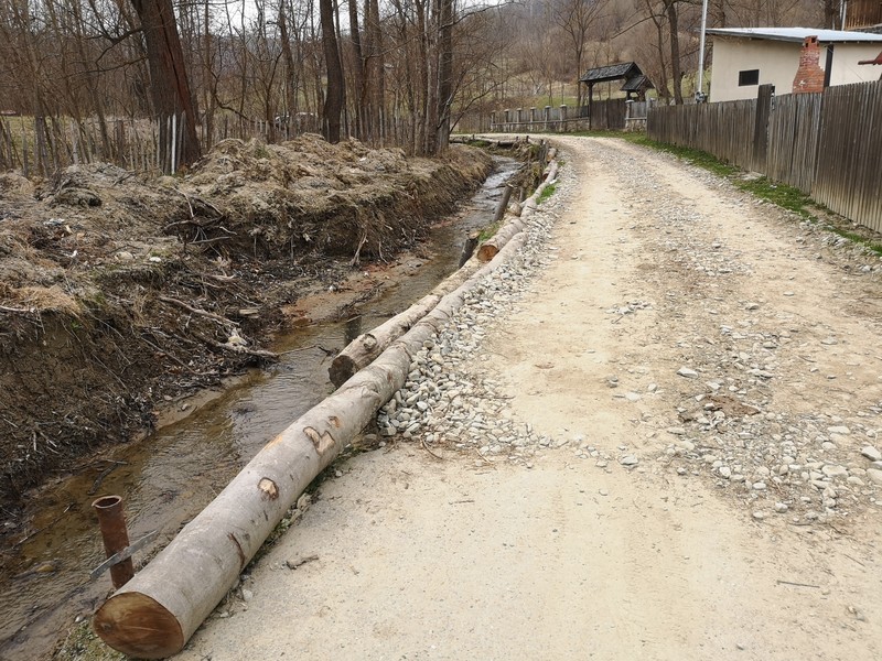 Aici se termină asfaltul, deși drumul continuă încă 200 de metri