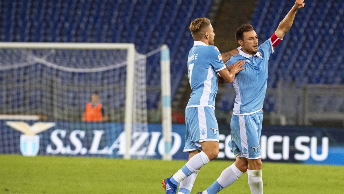 Ștefan Radu (dreapta) a fost felicitat de Immobile pentru golul din partida cu Pescara EPA/CLAUDIO PERI