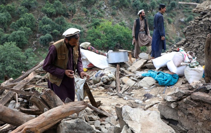 Salvatorii din Afganistan i-au scos dintre dărâmături doar pe bărbați, după cutremurul cu peste 2.200 de morți