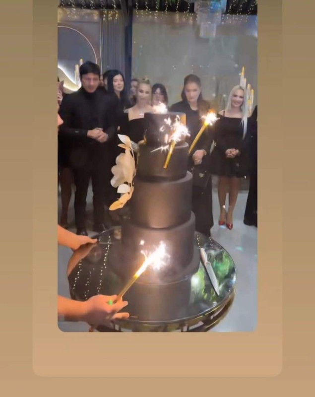 Cum a apărut Anamaria Prodan îmbrăcată la petrecerea organizată de ziua ei. Impresara a împlinit 52 de ani. Tortul a fost spectaculos