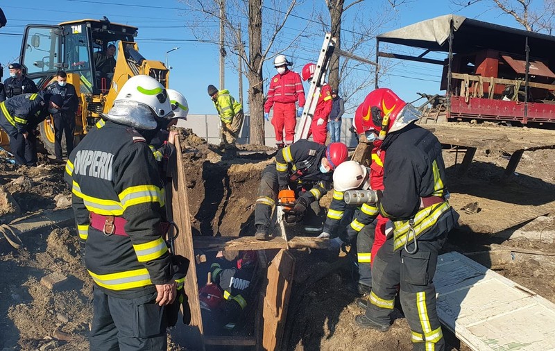 Un tânăr de 25 de ani a murit după ce un mal de pământ s-a surpat peste el: „Erau la finalul lucrărilor, a coborât să ia o scară”