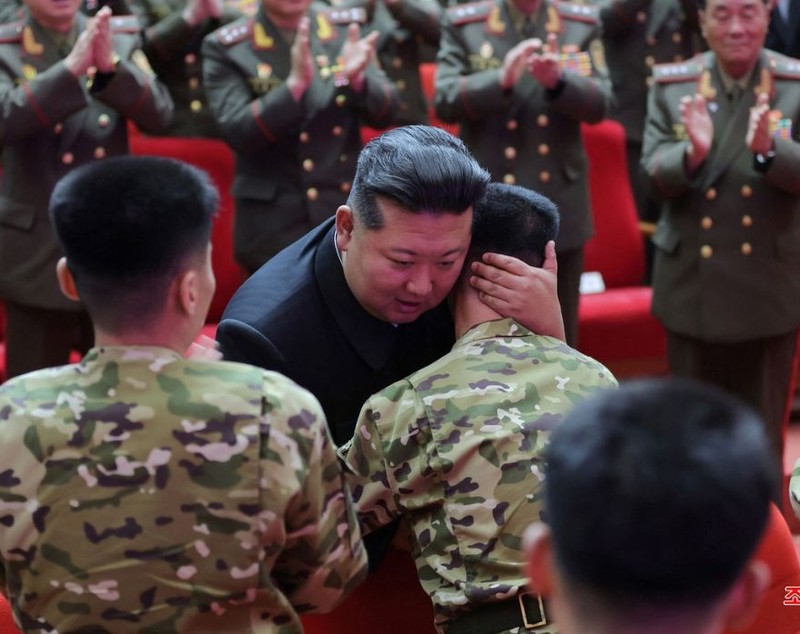 Kim Jong-un, în genunchi în fața fotografiilor soldaților nord-coreeni morți în războiul din Ucraina: „Au îndurat rafale de gloanțe”