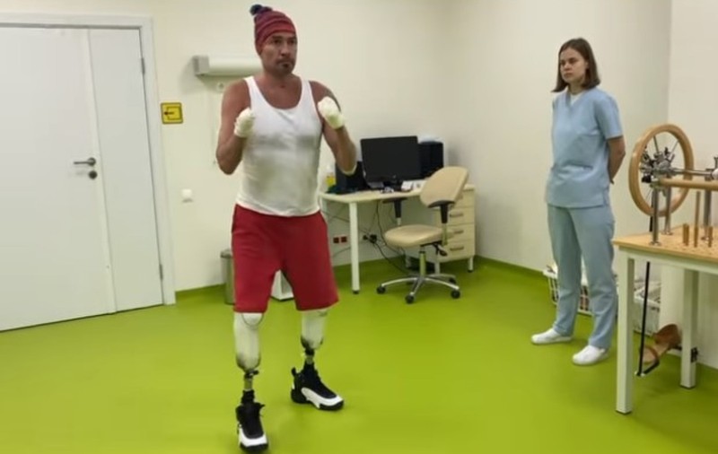 Cu picioarele amputate, fostul campion olimpic Roman Kostomarov a revenit pe gheață: „Învăț din nou să patinez” | VIDEO