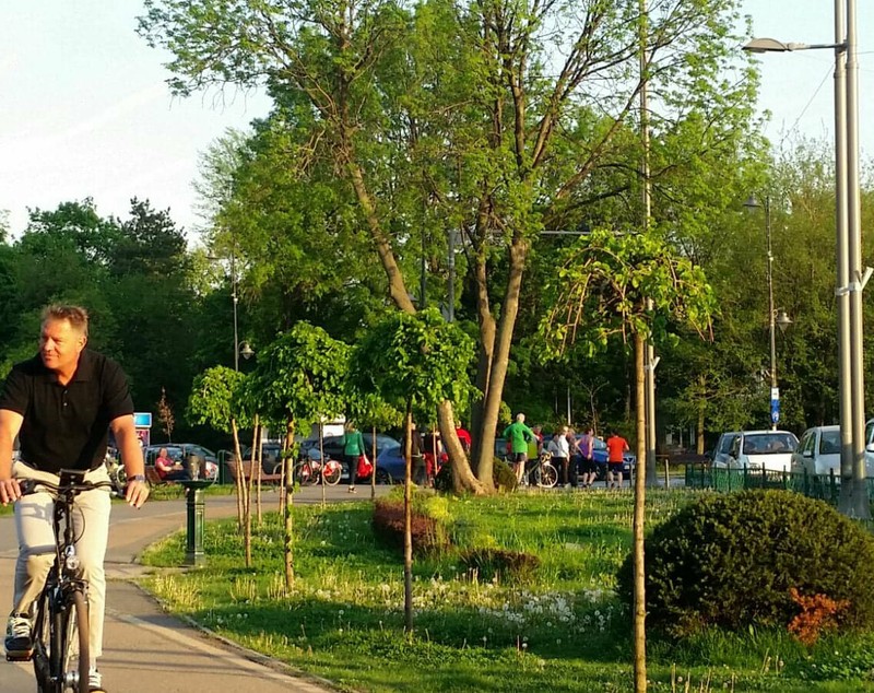 Klaus Iohannis, declarații despre principalele dosare politice, la o plimbare cu bicicleta (FOTO)