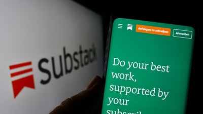 Smartphone lângă logo-ul Substack