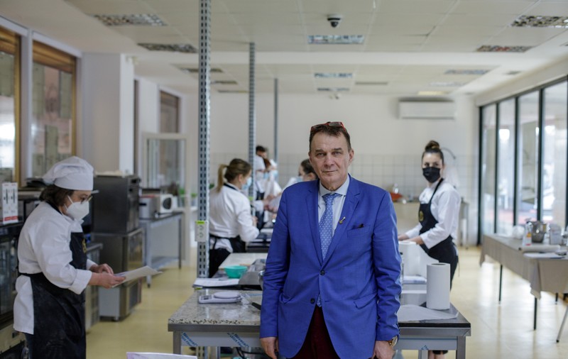 Românul care s-a întors din Franța și vrea să facă primul restaurant cu stele Michelin: „Cum vreți să progresăm, când noi mâncăm același lucru: șnițele, piept de pui, mici?”