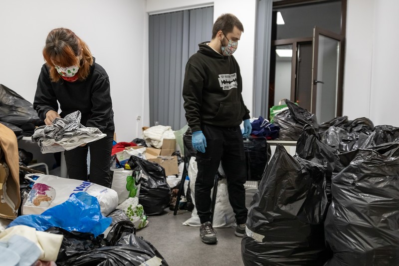 Echipa Carusel sortează lucrurile care vor ajunge la oamenii fără adăpost