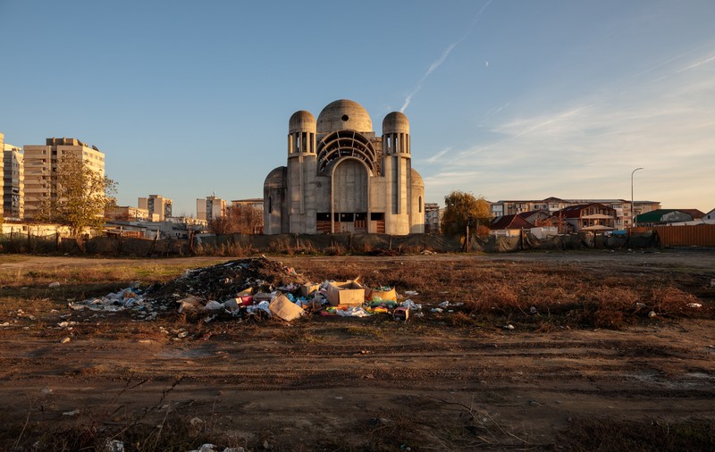 Catedrala din Craiova în care se tot bagă bani publici, dar lucrările nu mai avansează. „Se va termina când o vrea Dumnezeu!”