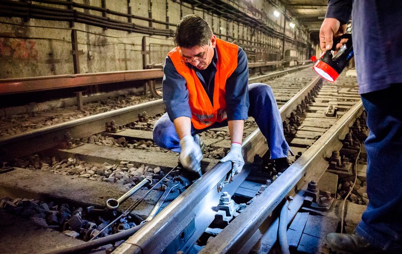 Dezvăluiri de la "firul" şinei: "În tunelurile Metrorex se munceşte ca pe vremea lui Carol"