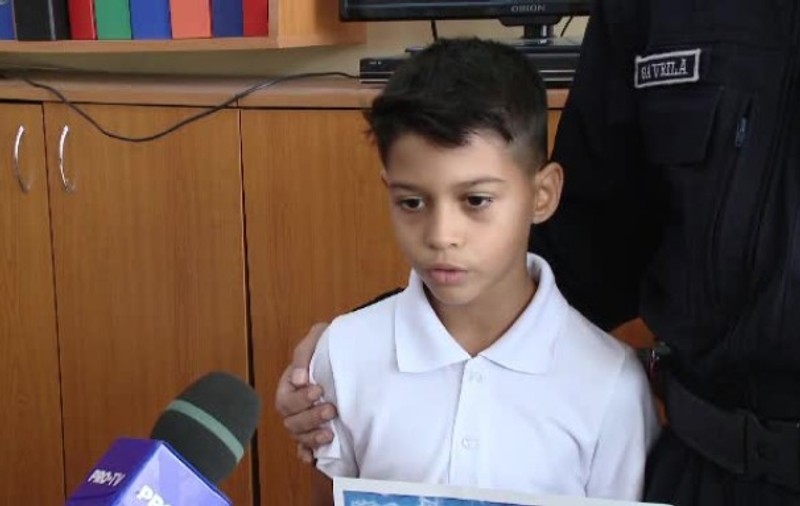 Doi copii din Craiova au găsit un portofel plin de bani la joacă. Tatăl unuia dintre ei este jandarm. Ce îi spusese cu numai două zile înainte