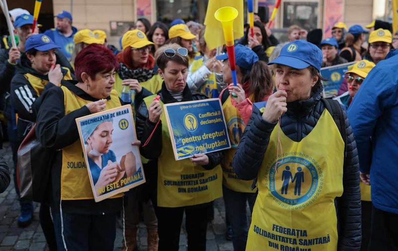 Sindicaliștii din Federația „Solidaritatea Națională” protestează în fața ministerelor Sănătății și Muncii