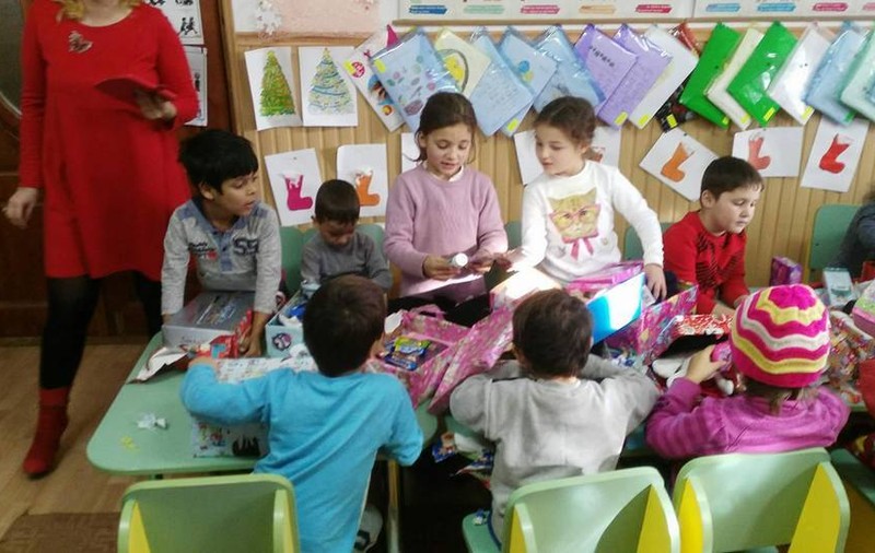 REPORTAJ: De la gustul amar al sărăciei și pierderea fraților la bucuria pentru zâmbetele copiilor pe care îi ajută