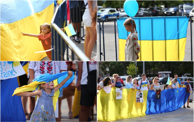 REPORTAJ. 150 de ucraineni au venit în fața ambasadei din București de ziua lor națională. „Vă mulțumim, oameni ai României”