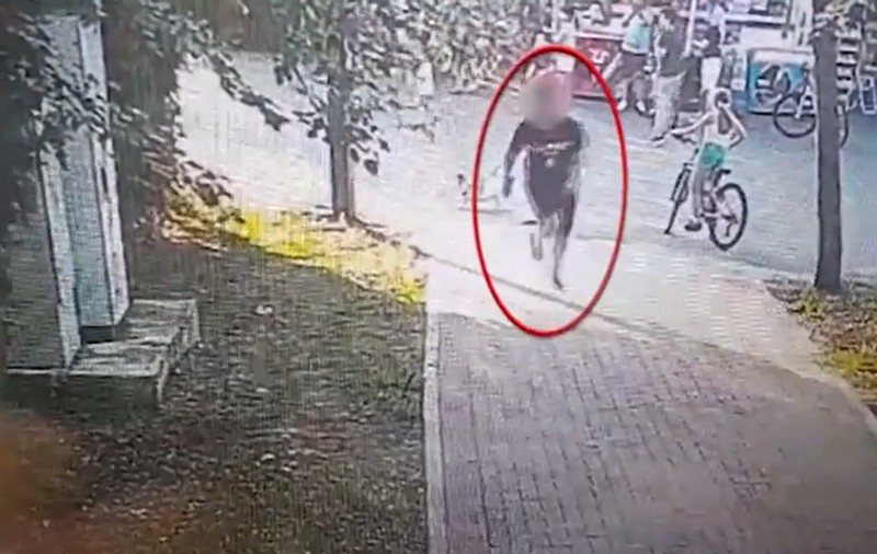 Imagini cu momentul în care adolescentul de 17 ani fuge după ce a spulberat doi copii cu mașina, în parcarea parcului Pantelimon