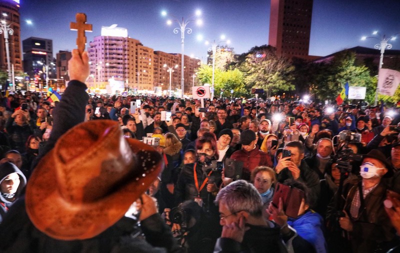 VIDEO | Scandal în Piața Victoriei, la un protest față de restricțiile anti-COVID. Ce a decis Jandarmeria