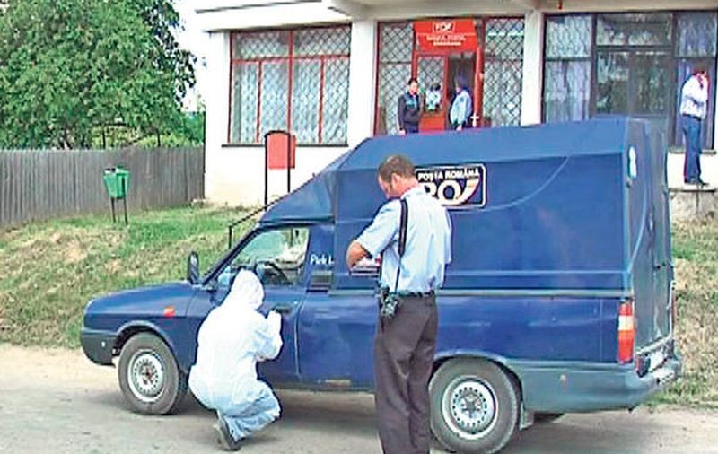 A furat banii de pensii! Poştăriţă din Dâmboviţa jefuită de un fotbalist