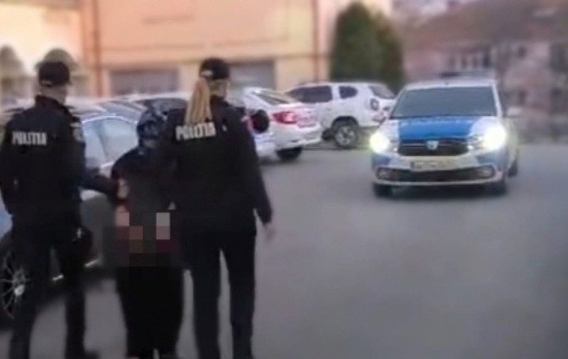 O pensionară din Craiova a jefuit altă pensionară, pe stradă, și a jucat la păcănele toți banii furați