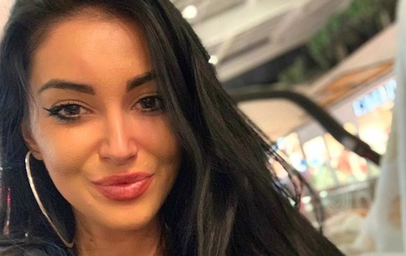 Elena Ionescu, cu sânii la vedere. Imagine de senzație cu fosta solistă de la Mandinga