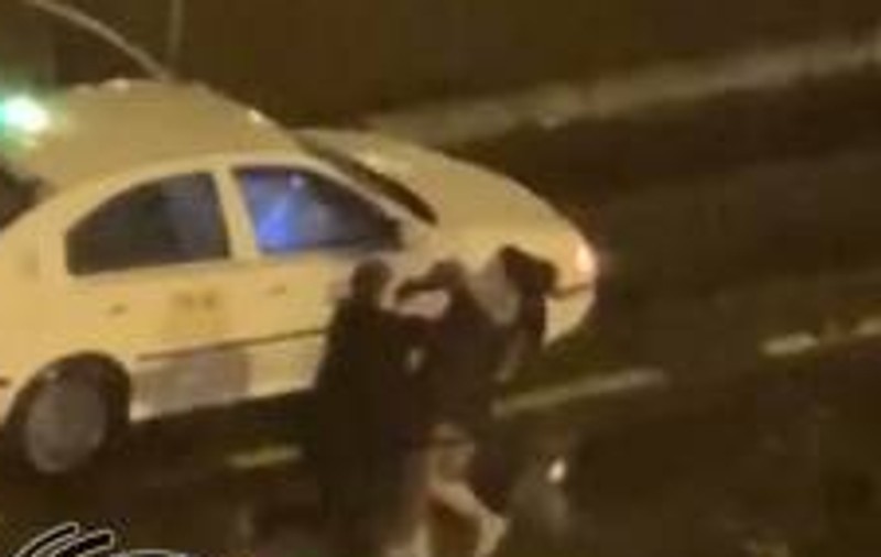 Femeie scoasă cu forța dintr-un taxi și aruncată pe asfalt, în Baia Mare. Poliția spune că n-a primit nicio plângere