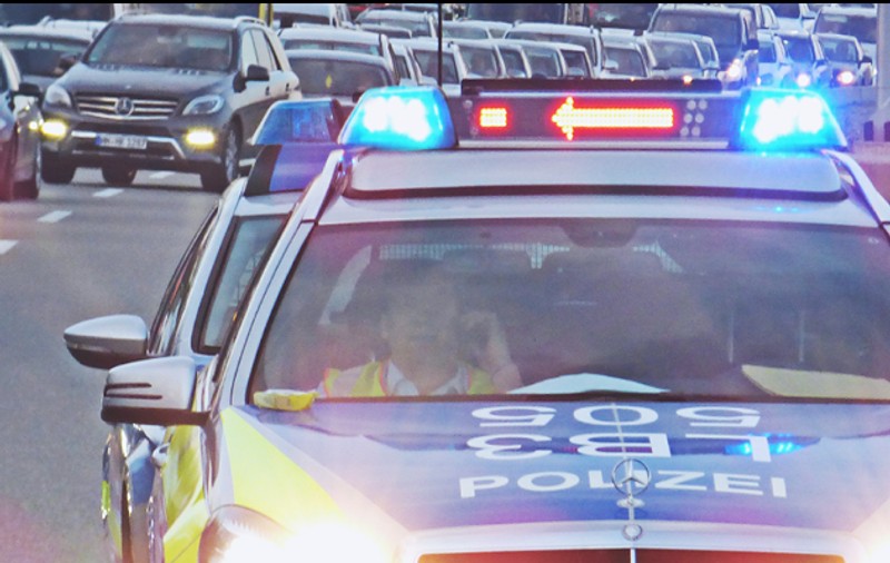 Un șofer beat a oprit camionul pe banda din mijloc a autostrăzii și s-a culcat, în Germania