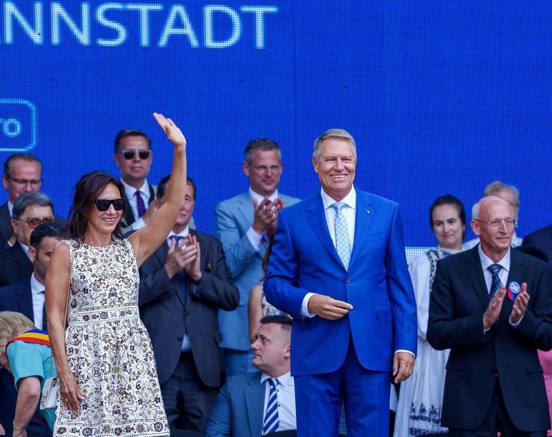 Cât costă rochia purtată de Carmen Iohannis la un eveniment, în Sibiu. Nu a mai ales un designer român, ci unul american