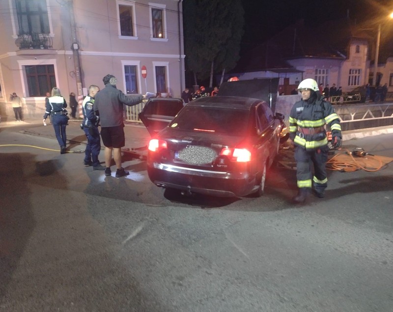 O mașină a căzut în pârâul Pocloș, la Tg. Mureș, pe plafon, după ce a lovit alt autoturism. Șoferul a scăpat cu leziuni minore
