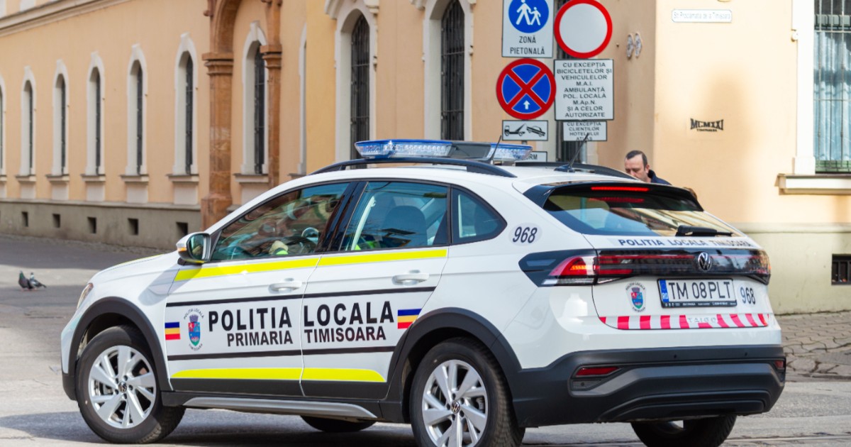 Mașina pentru Poliția Locală Timișoara, parcată pe trotuar