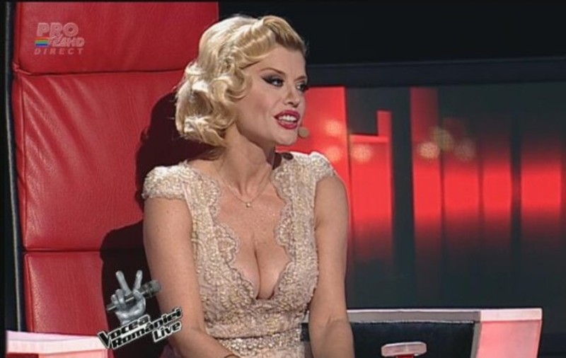 Loredana sau Marylin Monroe? Vezi cum a aprins imaginația bărbaților cu un DECOLTEU IMENS la ”Vocea României”!!