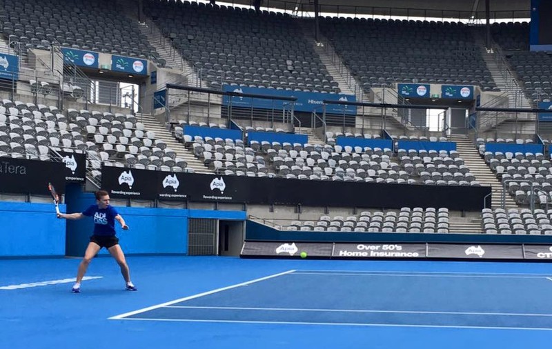 Simona Halep a revenit la antrenamente după două zile de repaus. ^Campioana a exersat lovitura de forehand, pe terenul central din Sydney / VIDEO