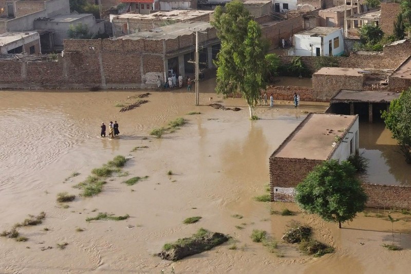 Inundațiile din Pakistan au ucis cel puțin 1.000 de persoane. Bilanțul ar putea crește semnificativ însă, în următoatele zile. FOTO: EPA