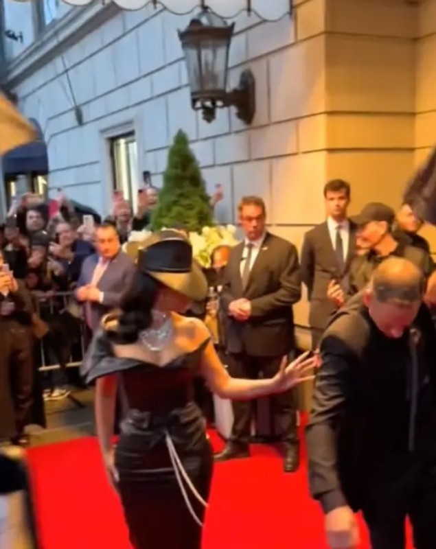 Met Gala 2025. Reacția lui Kim Kardashian după ce un agent de securitate a călcat-o pe rochie. Gestul ei, surprins de camerele de filmat