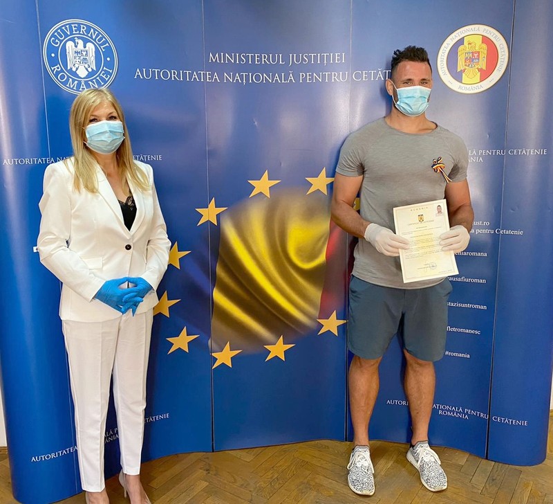 Johan, după primirea cetățeniei | Foto: Autoritatea Națională pentru Cetățenie