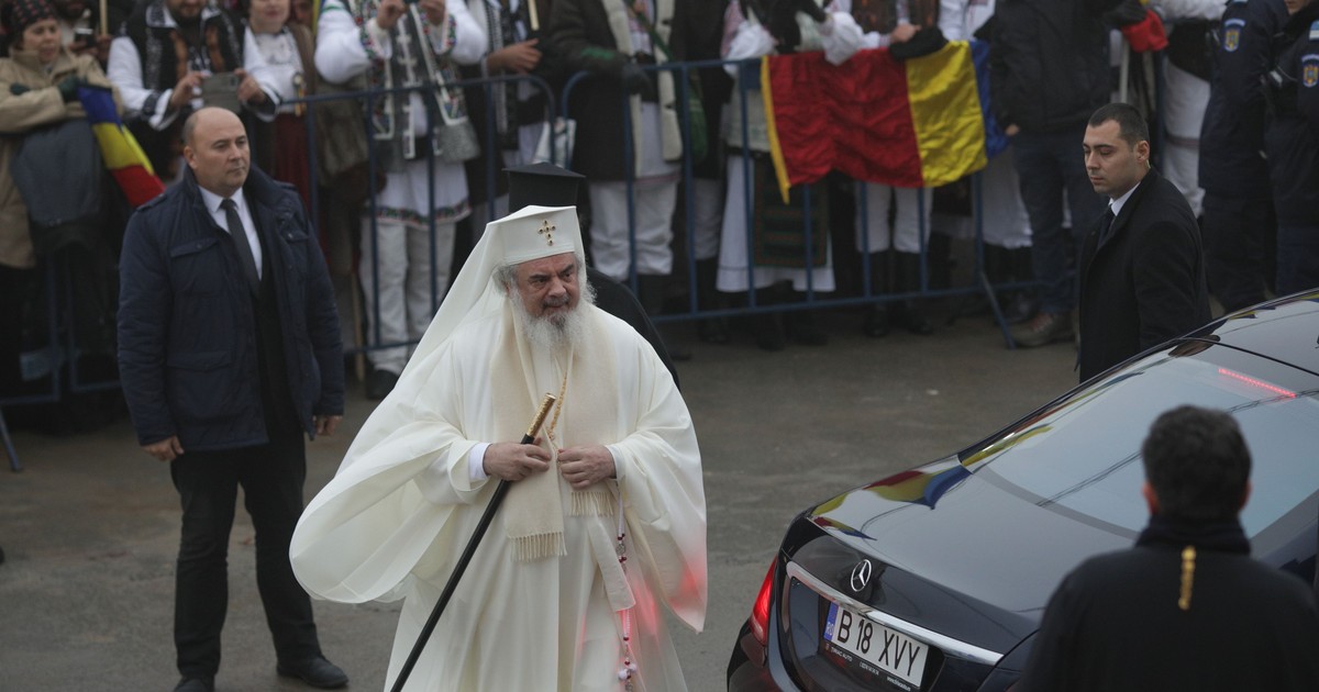 Mercedesul Maybach S600, cu care Patriarhul Daniel a sosit la Catedrala Neamului, nu are poliță RCA validă