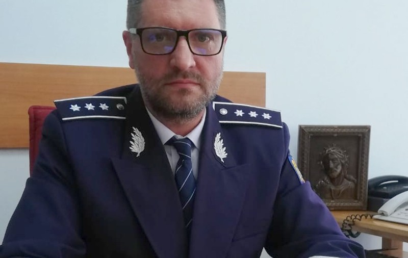 E șef de poliție și sculptează icoane. Nu cere bani pentru lucrările lui, le dăruiește colegilor de serviciu