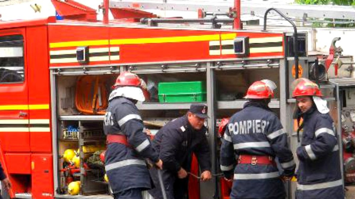 Mașină căzută în râul Jiu, în apropiere de Uricani