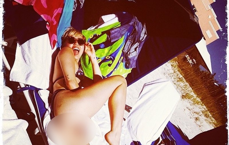 Miley Cyrus A COMIS-O DIN NOU! DIN POZIŢIA asta a vrut să ARATE TOT FANILOR!