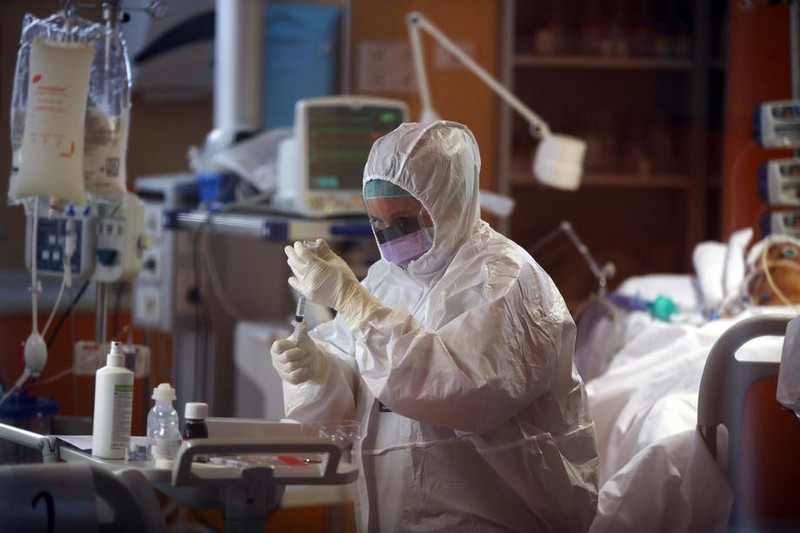 Cercetătorii caută răspunsuri care să îi ajute pe medici. EPA-EFE/MASSIMO PERCOSSI