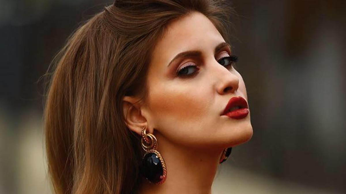 Iulia Albu o face praf pe Lora