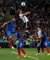 epa05413952 Benedikt Hoewedes (C) of Germany goes for a header during the UEFA EURO 2016 semi final match between Germany and France at Stade Velodrome in Marseille, France, 07 July 2016. (RESTRICTIONS APPLY: For editorial news reporting purposes only. Not used for commercial or marketing purposes without prior written approval of UEFA. Images must appear as still images and must not emulate match action video footage. Photographs published in online publications (whether via the Internet or otherwise) shall have an interval of at least 20 seconds between the posting.) EPA/OLIVER WEIKEN EDITORIAL USE ONLY
