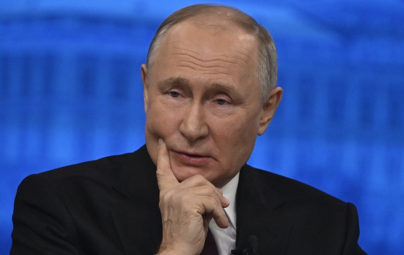 Reacția lui Vladimir Putin în momentul în care a fost confruntat cu o dublură a sa, în timpul sesiunii maraton de întrebări şi răspunsuri. VIDEO