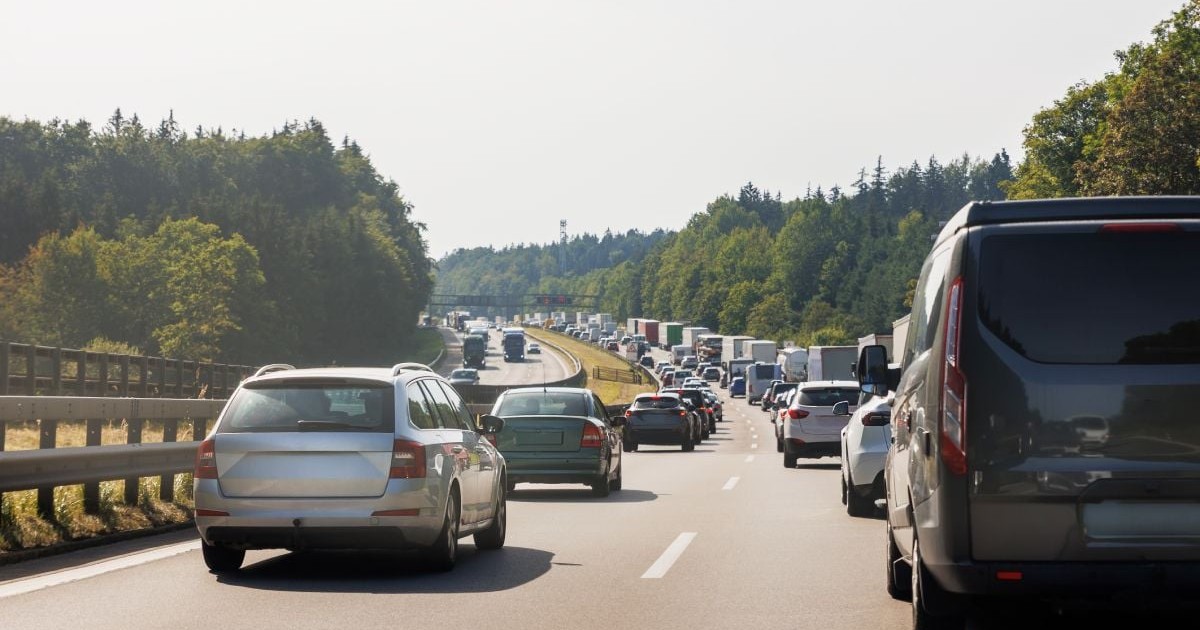 Vedere din spate a multor mașini blocate în rând pe autostradă, ambuteiaj