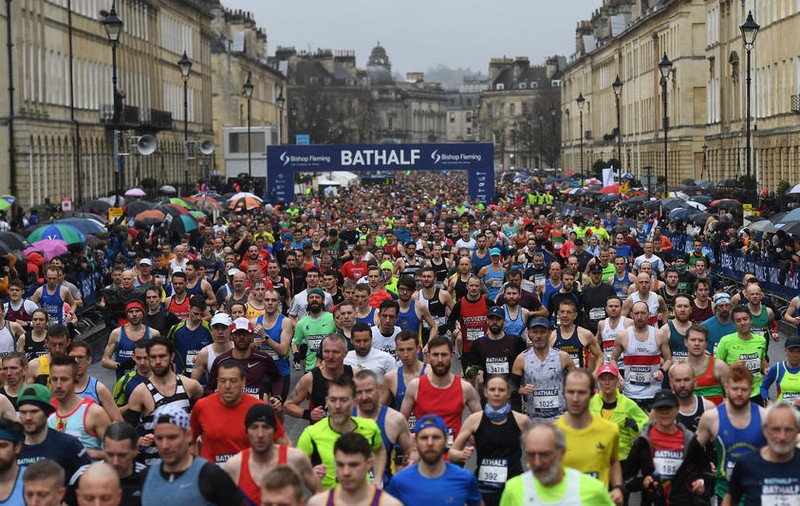 Englezii sfidează pandemia de coronavirus. Peste 6.000 de alergători la semimaratonul de la Bath