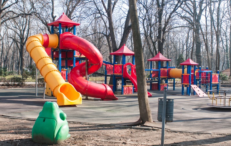 O fetiță s-a electrocutat în timp ce se juca într-un parc din sectorul 6 al Capitalei