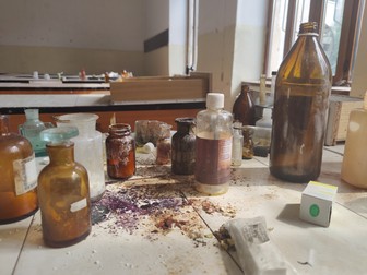 Sticlele cu soluții din laboratorul de chimie au fost sparte sau golite