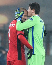epa05646218 Astra Giurgiu's Geraldo Alves (L) and Silviu Lung (R) celebrate after the UEFA Europa League group E match between Austria Vienna and Astra Giurgiu at the Ernst Happel Stadium in Vienna, Austria, 24 November 2016. EPA/CHRISTIAN BRUNA