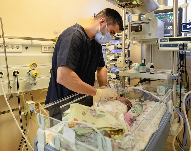 „Grijă pentru nou-născuți”, campanie umanitară a Fundației Ringier pentru achiziționarea unui sistem de livrare a oxidului nitric. „Medicii și Dumnezeu au făcut o minune pentru fiul meu!”