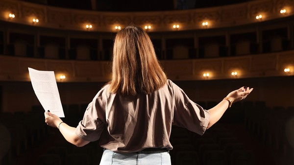 Actriță repetând pe scena unui teatru. Imagine ilustrativă. Sursa foto: Shutterstock