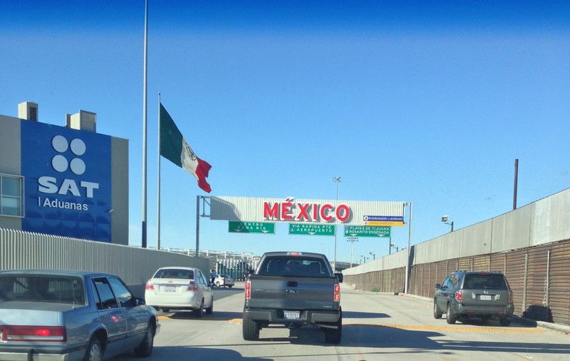 Polițiștii au dat cu gaze lacrimogene la punctul de trecere al frontierei dintre San Diego şi Tijuana. Migranții s-au cățărat pe zid