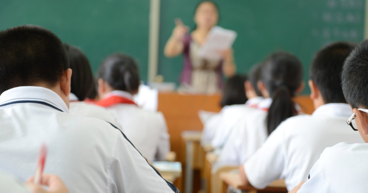 Elevi aflați într-o sală de clasă, în timpul orelor