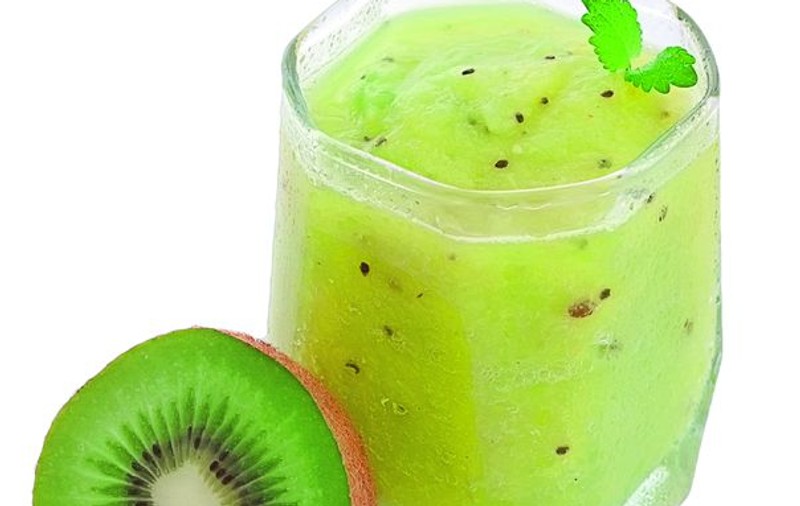 Pregăteşte în numai câteva minute o băutură din fructe, sănătoasă şi delicioasă